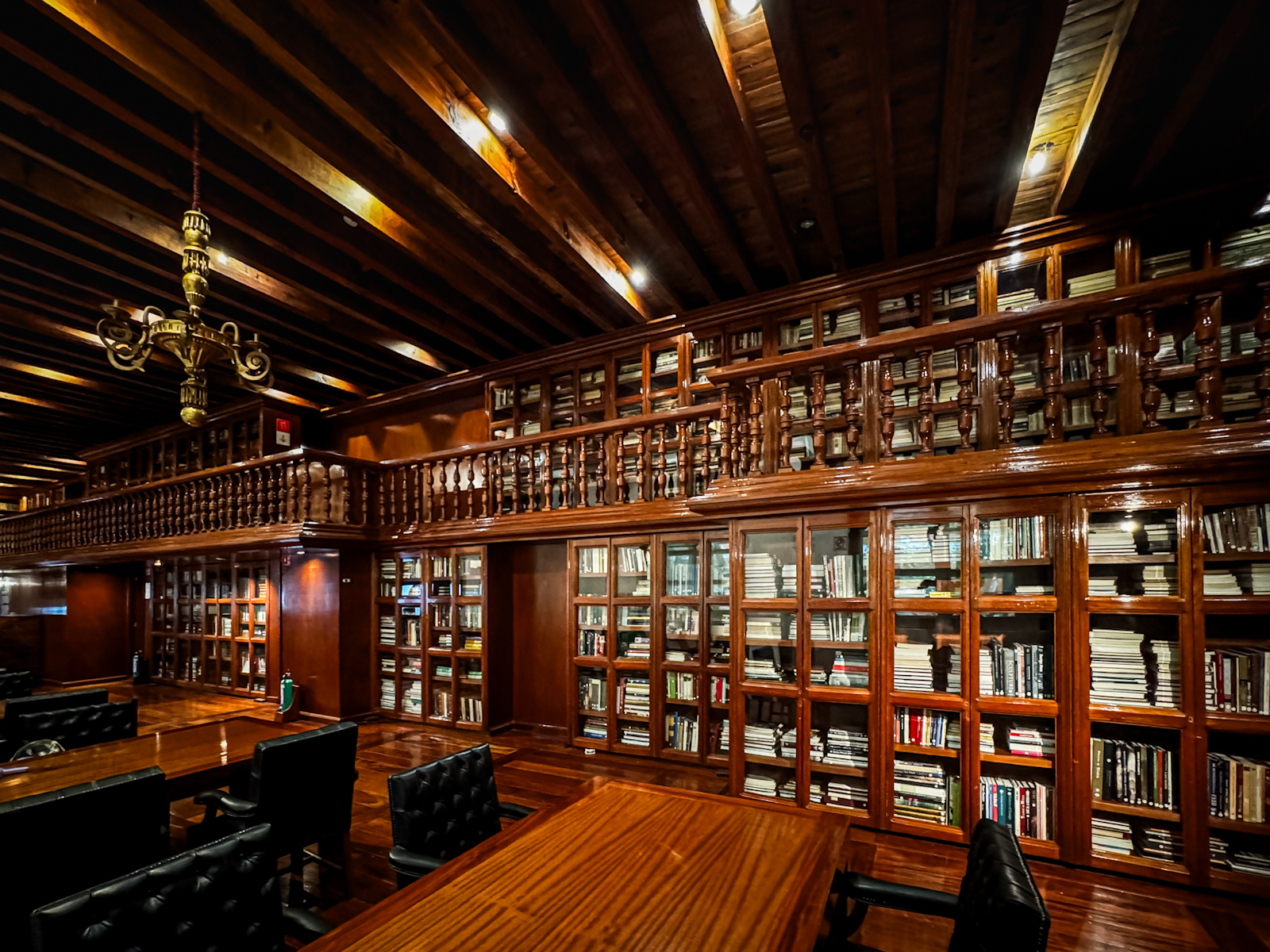 Vista general de la Biblioteca del Museo Franz Mayer con libreros de madera, balaustradas y mesas de consulta