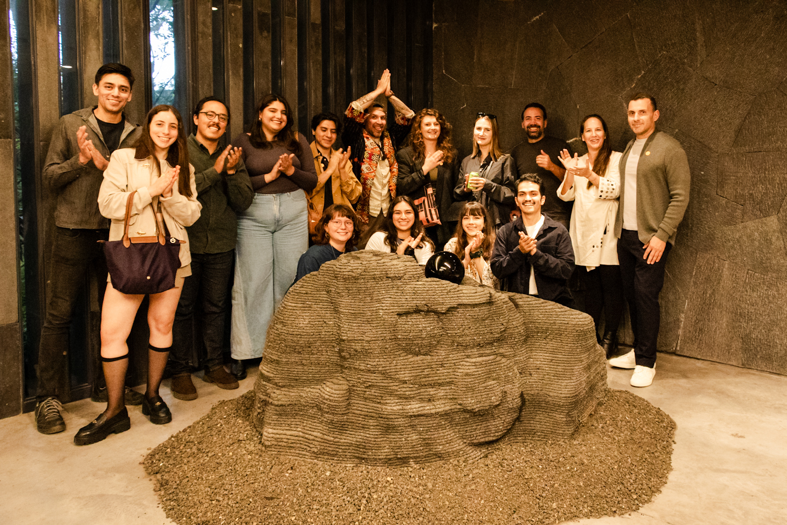 Equipo de SEED Collective junto a una pieza de tierra e impresión 3D en el Museo Anahuacalli