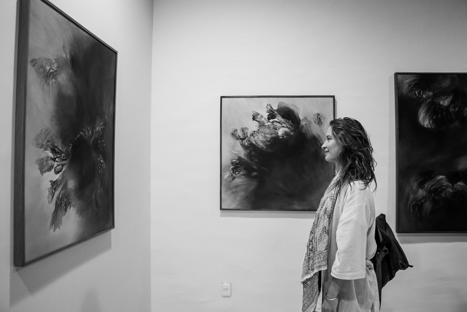 Evgenia Berestneva observa una obra de Olga Burkard en la exposición Sistemas Vivos en Galería Claroscuro