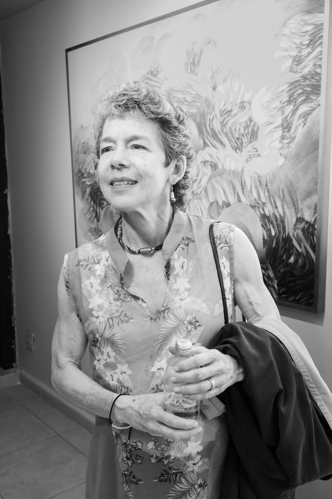 Gabriela Figueroa durante la exposición de Olga Burkard en Galería Claroscuro