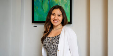 Mónica Acedo, artista mexicana, en Galería EXU durante Little México