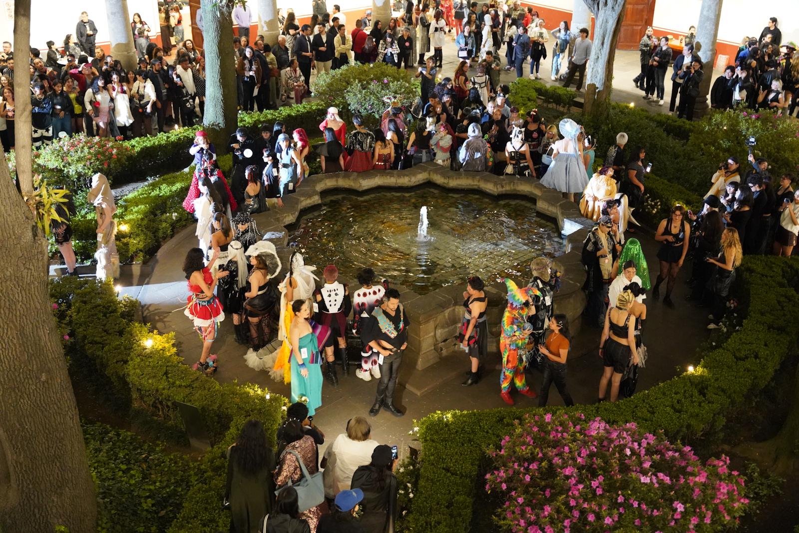 Público reunido alrededor de la fuente del claustro del Museo Franz Mayer durante una Noche del Franz.