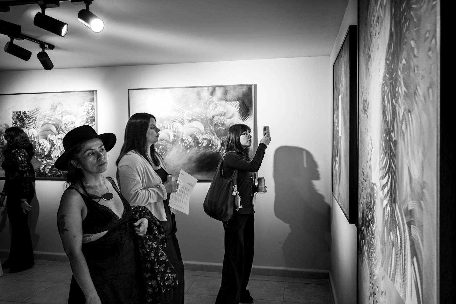 Visitantes observan las obras de Olga Burkard en Galería Claroscuro