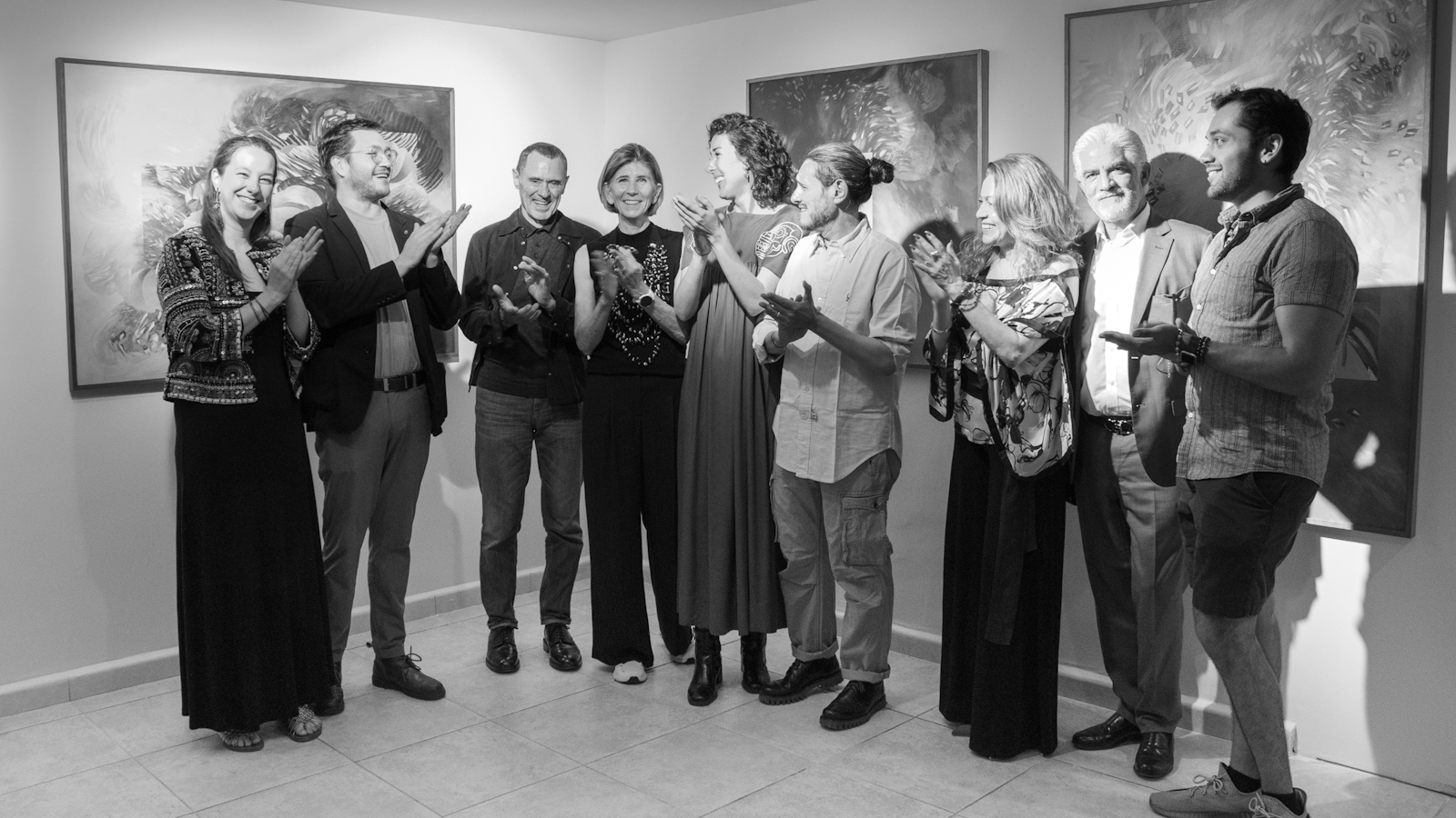 Olga Burkard acompañada de invitados durante la inauguración de Sistemas Vivos en Galería Claroscuro