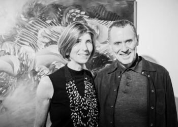 Olga Burkard junto a su esposo frente a una de sus obras en la exposición Sistemas Vivos