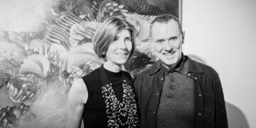 Olga Burkard junto a su esposo frente a una de sus obras en la exposición Sistemas Vivos