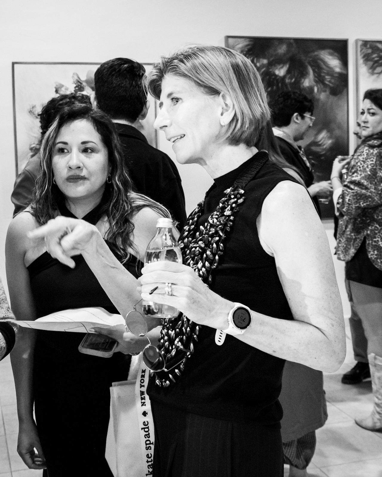 Olga Burkard conversa con asistentes durante la inauguración de Sistemas Vivos en Galería Claroscuro
