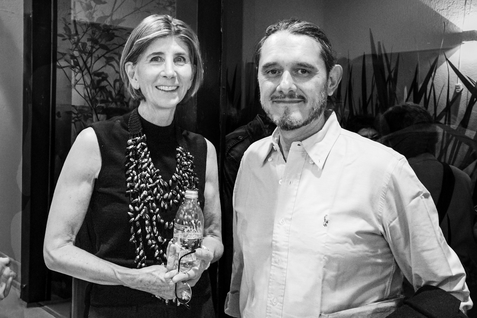 Olga Burkard y Víctor Manuel Martínez Beltrán durante la exposición Sistemas Vivos en Galería Claroscuro