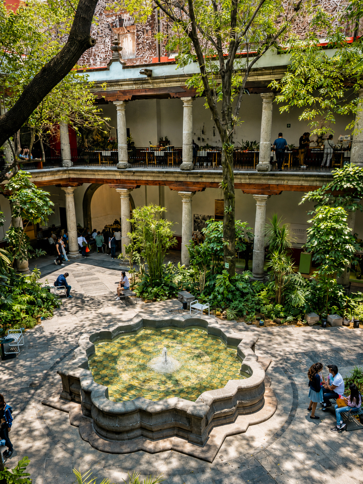 Patio central del Museo Franz Mayer con fuente de piedra, columnas y jardines interiores en el antiguo Hospital de San Juan de Dios.