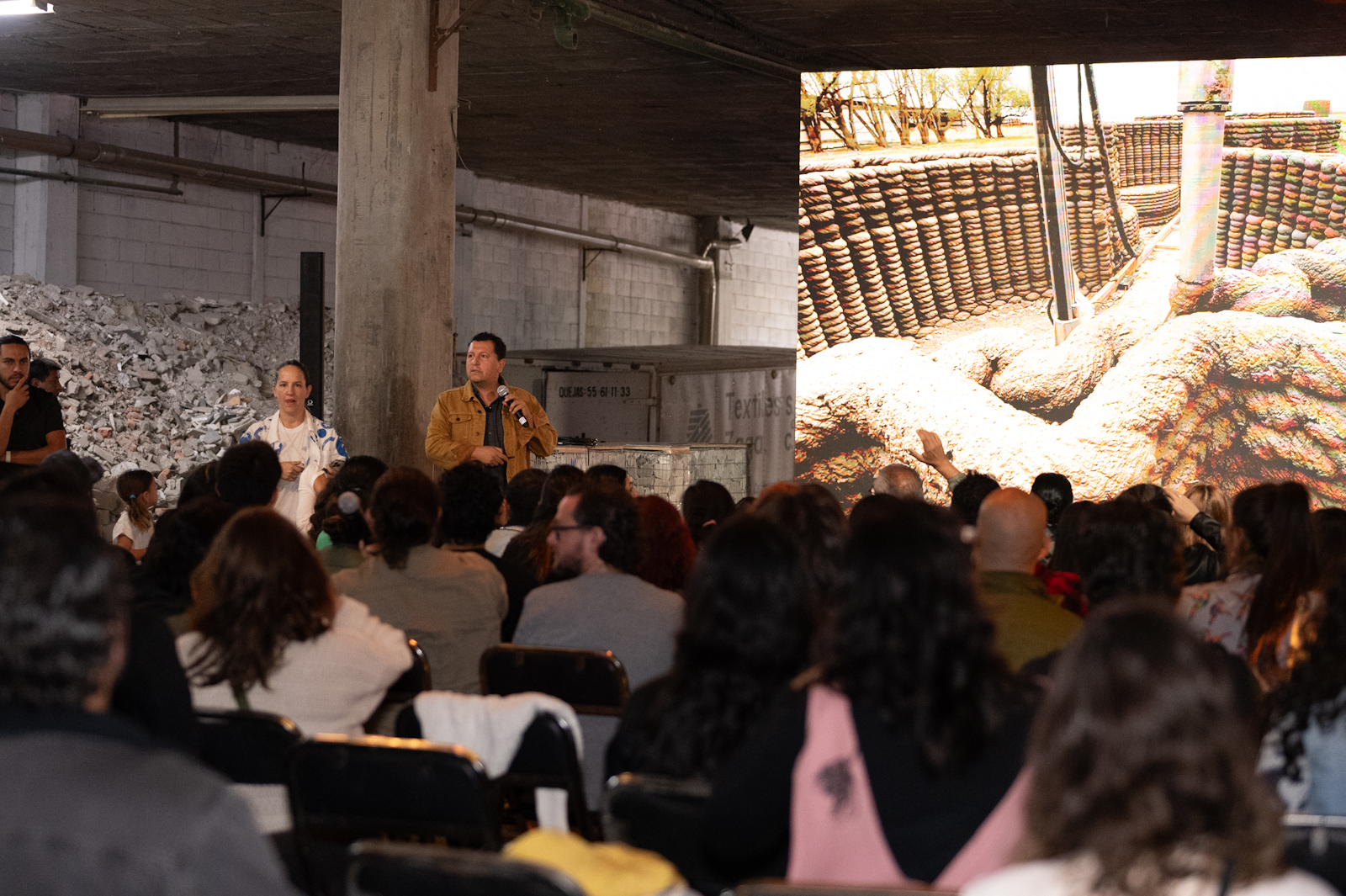 Público durante una conferencia sobre construcción con tierra en SEED 2024