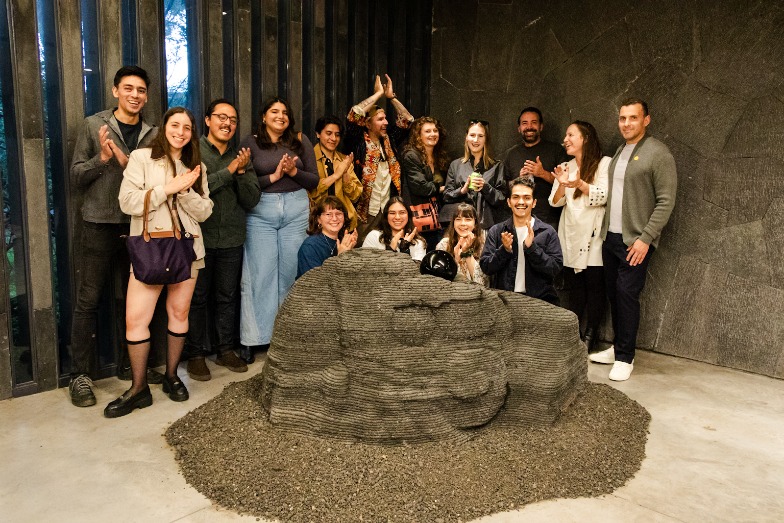 Equipo de SEED Collective en la pieza de Alfredo Salazar-Caro en el Museo Anahuacalli