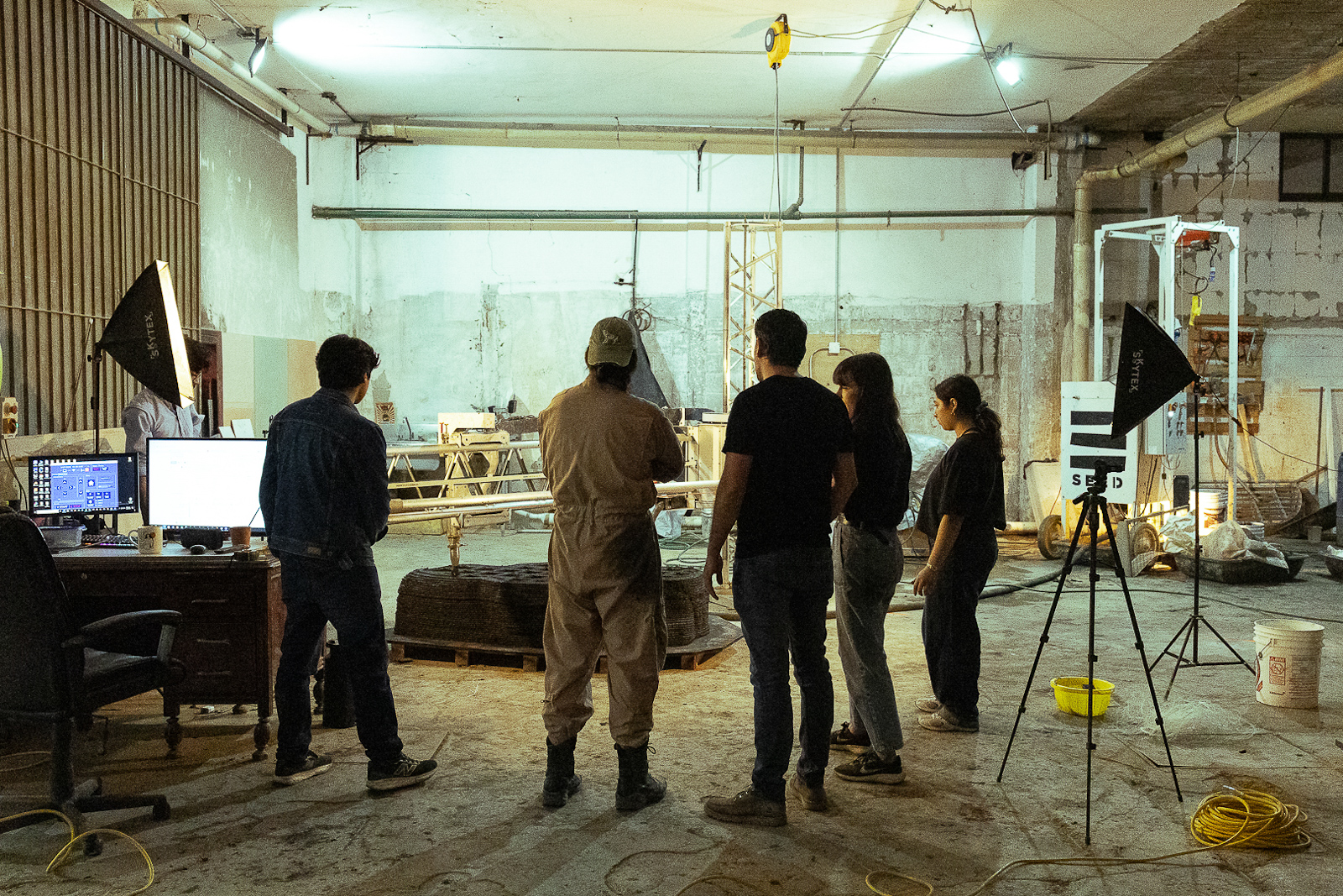 Equipo de SEED Collective durante un proceso de impresión 3D con tierra