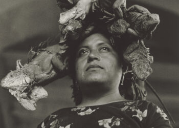 Mujer con iguanas sobre la cabeza en Nuestra señora de las iguanas, de Graciela Iturbide.