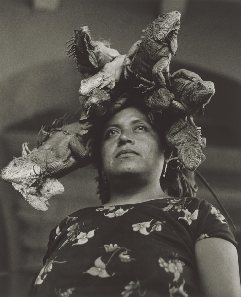 Mujer con iguanas sobre la cabeza en Nuestra señora de las iguanas, de Graciela Iturbide.