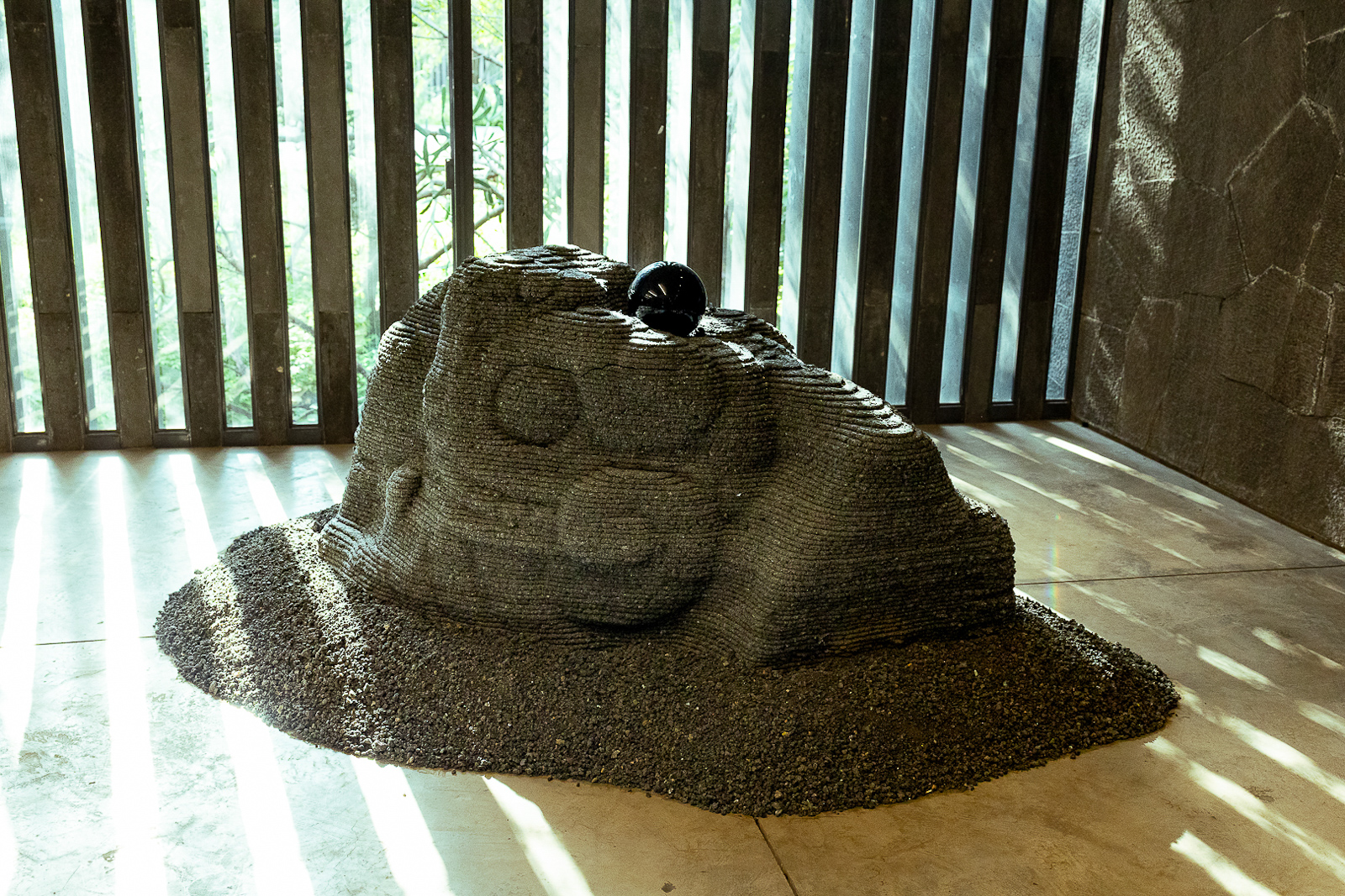 Itzcóatl, cabeza de serpiente impresa en 3D con tierra de Alfredo Salazar-Caro