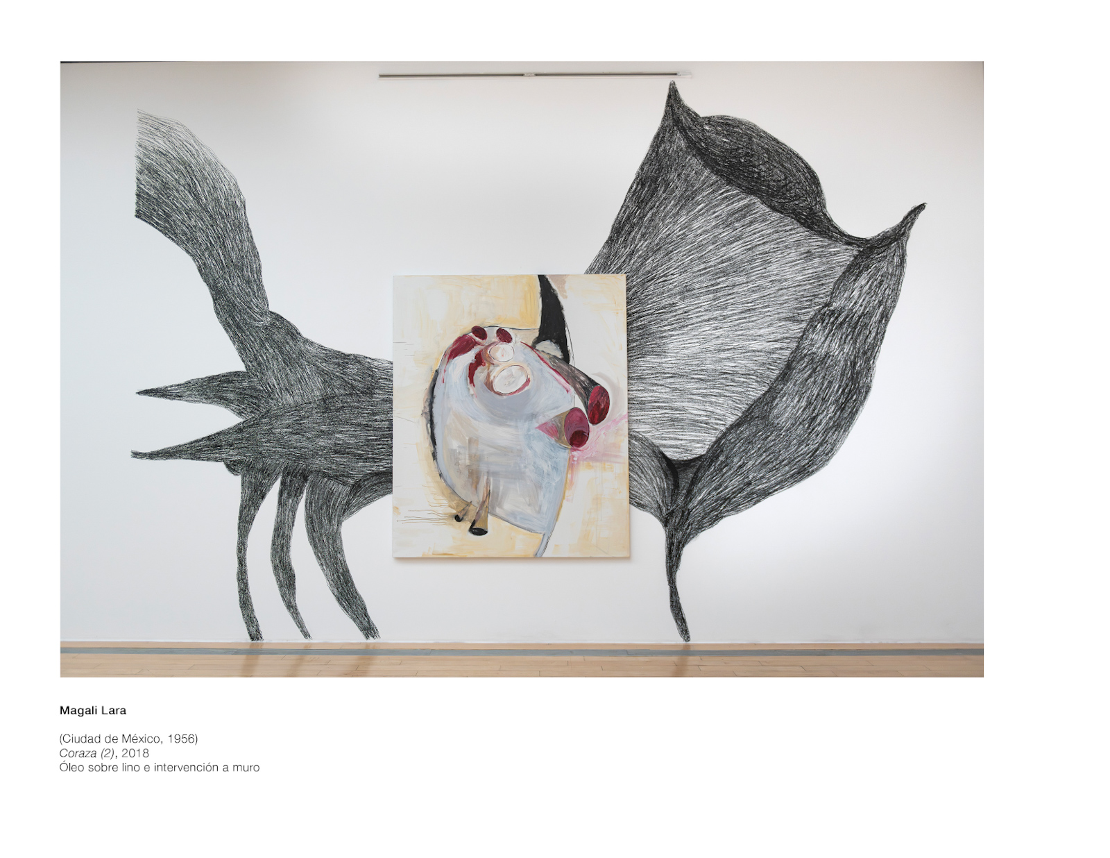 Coraza (2) de Magali Lara con intervención mural en la exposición El hogar que habito