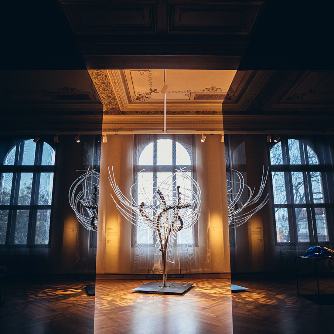 Pieza artística de vidrio expuesta en el Museo de Artes Decorativas de Praga