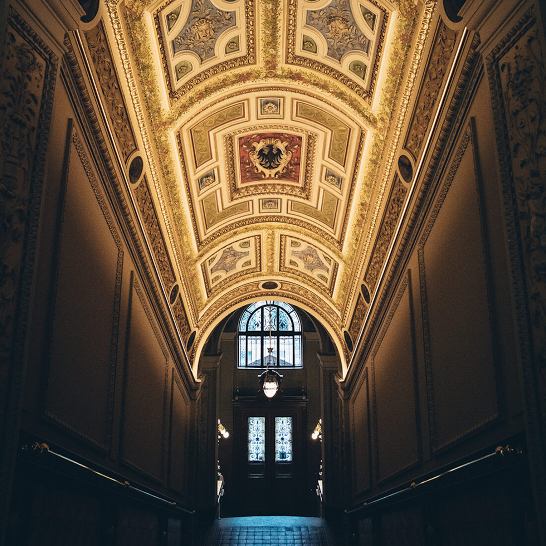 Techo ornamentado e interior del Museo de Artes Decorativas de Praga