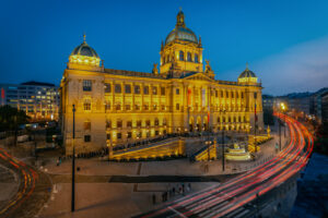 Museo Nacional de Praga iluminado al anochecer en la ruta de museos gratis en Chequia