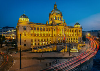 Museo Nacional de Praga iluminado al anochecer en la ruta de museos gratis en Chequia