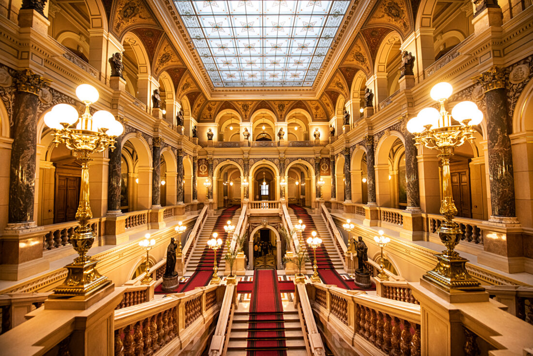 Gran vestíbulo y escalinata del Museo Nacional de Praga