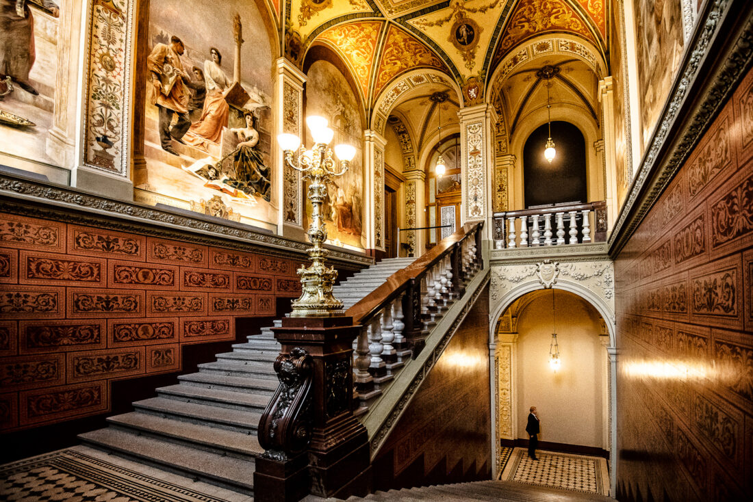 Escalera monumental e interior histórico del Museo Nacional de Praga
