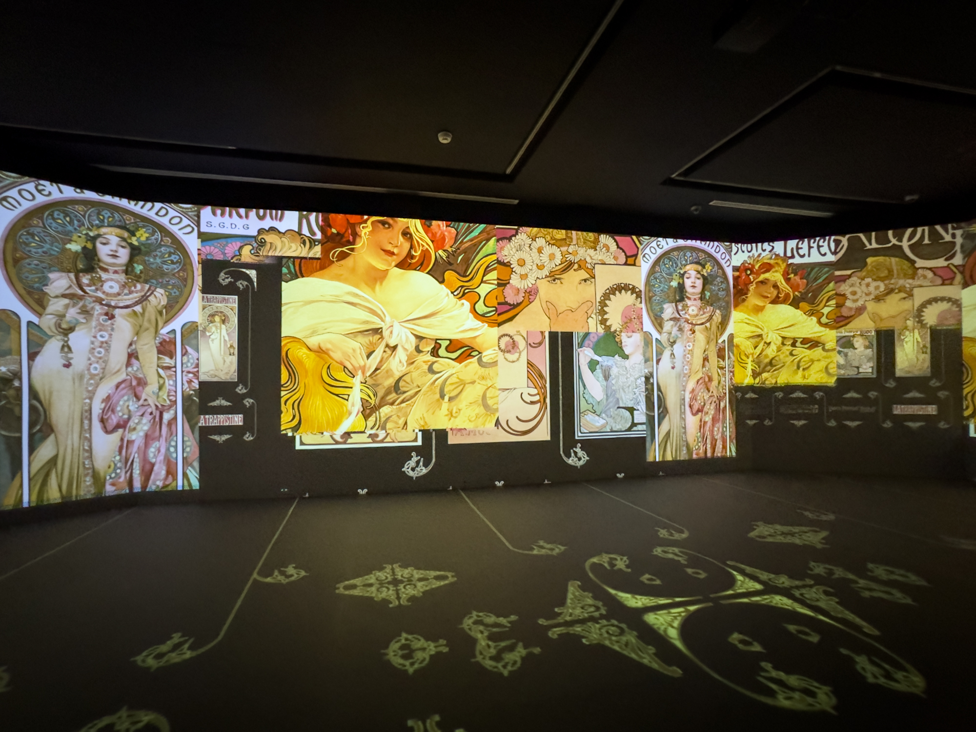Instalación inmersiva con proyecciones de obras de Alphonse Mucha en el Museo Kaluz.