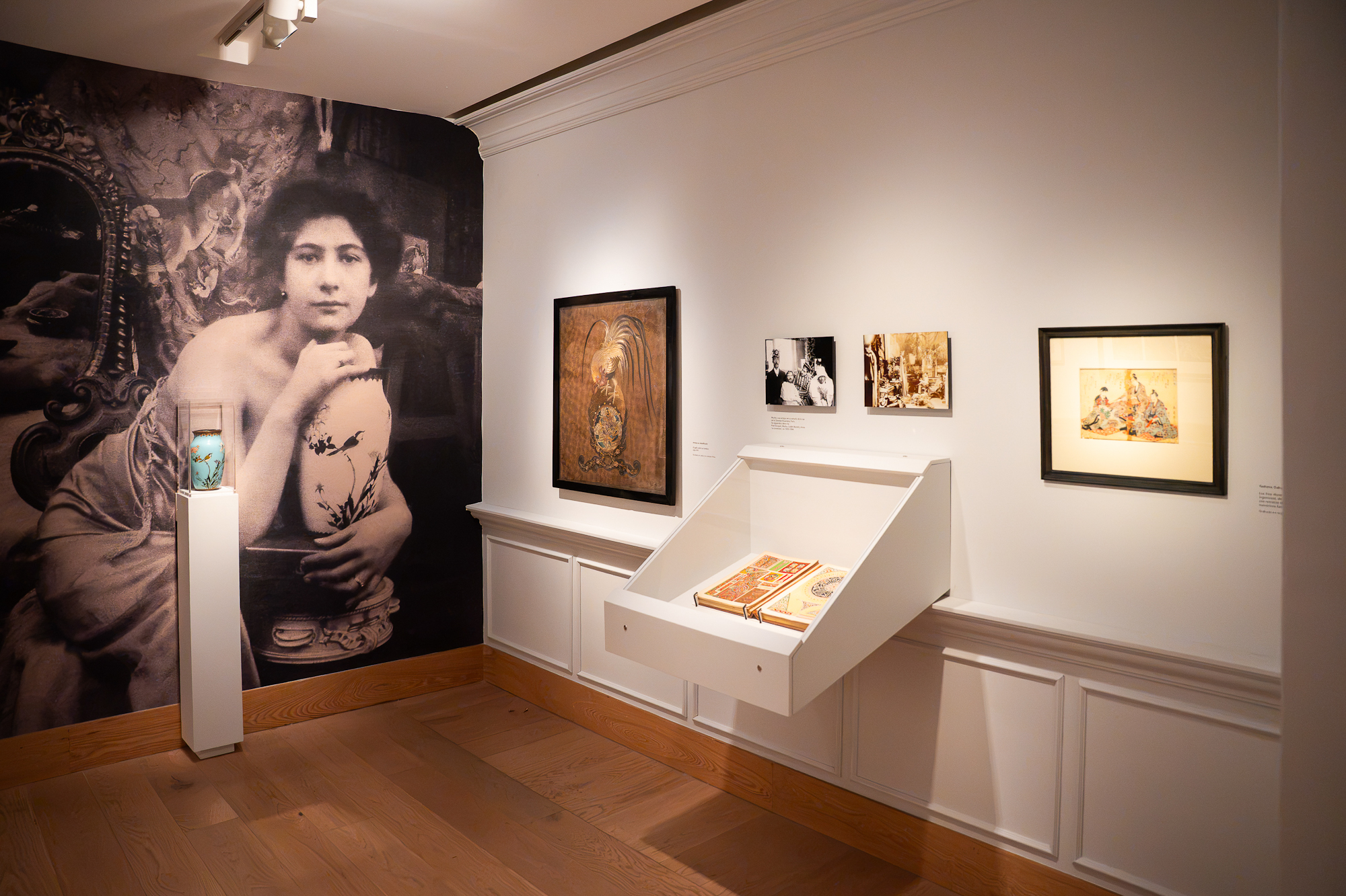 Objetos y referencias visuales vinculadas con las influencias de Alphonse Mucha en el Museo Kaluz