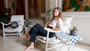 Evgenia sentada en su estudio junto a sus pinturas y espacio de trabajo