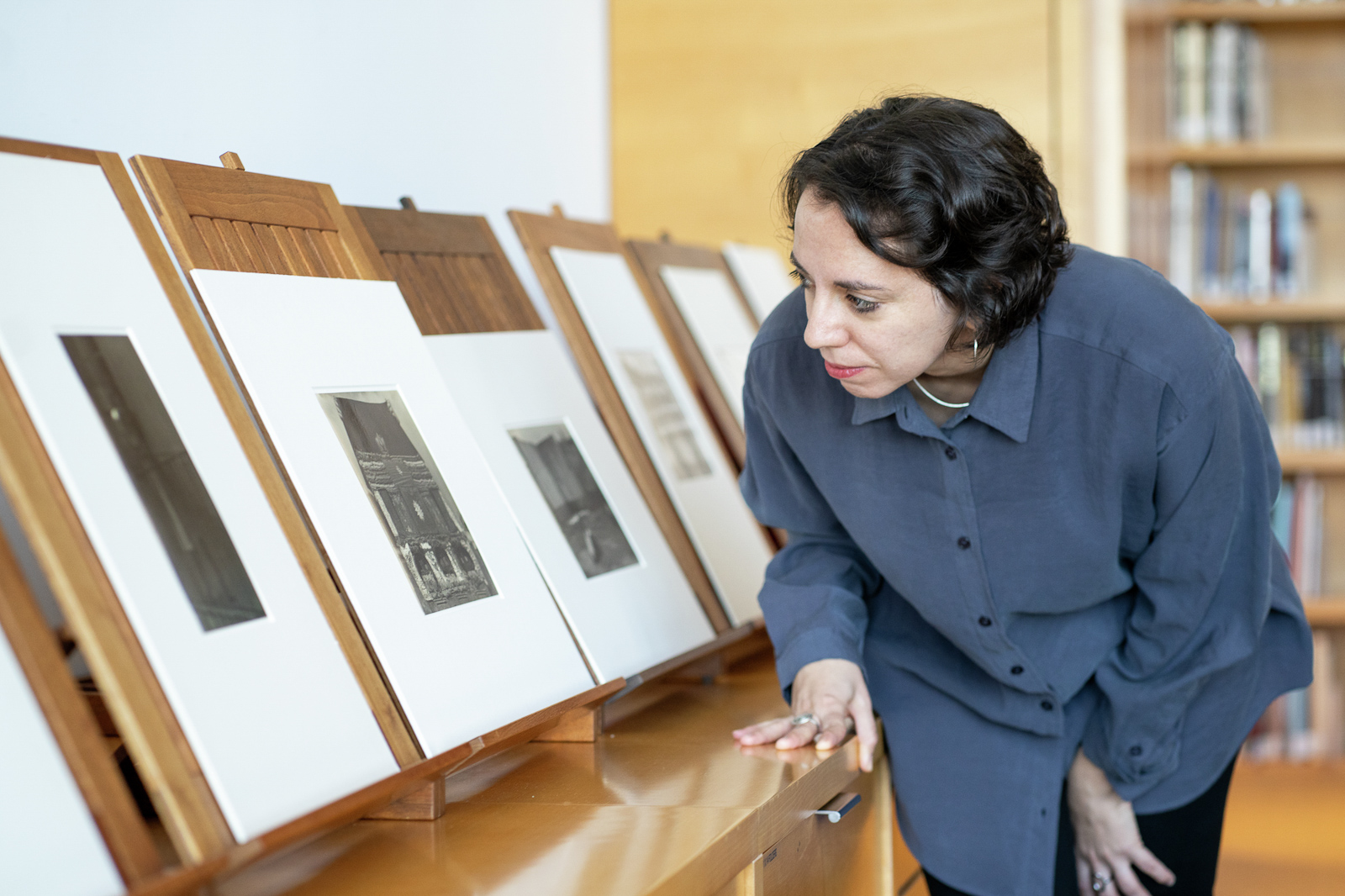 Retrato de Julieta Pestarino, curadora de Instante/revelación en el Getty.