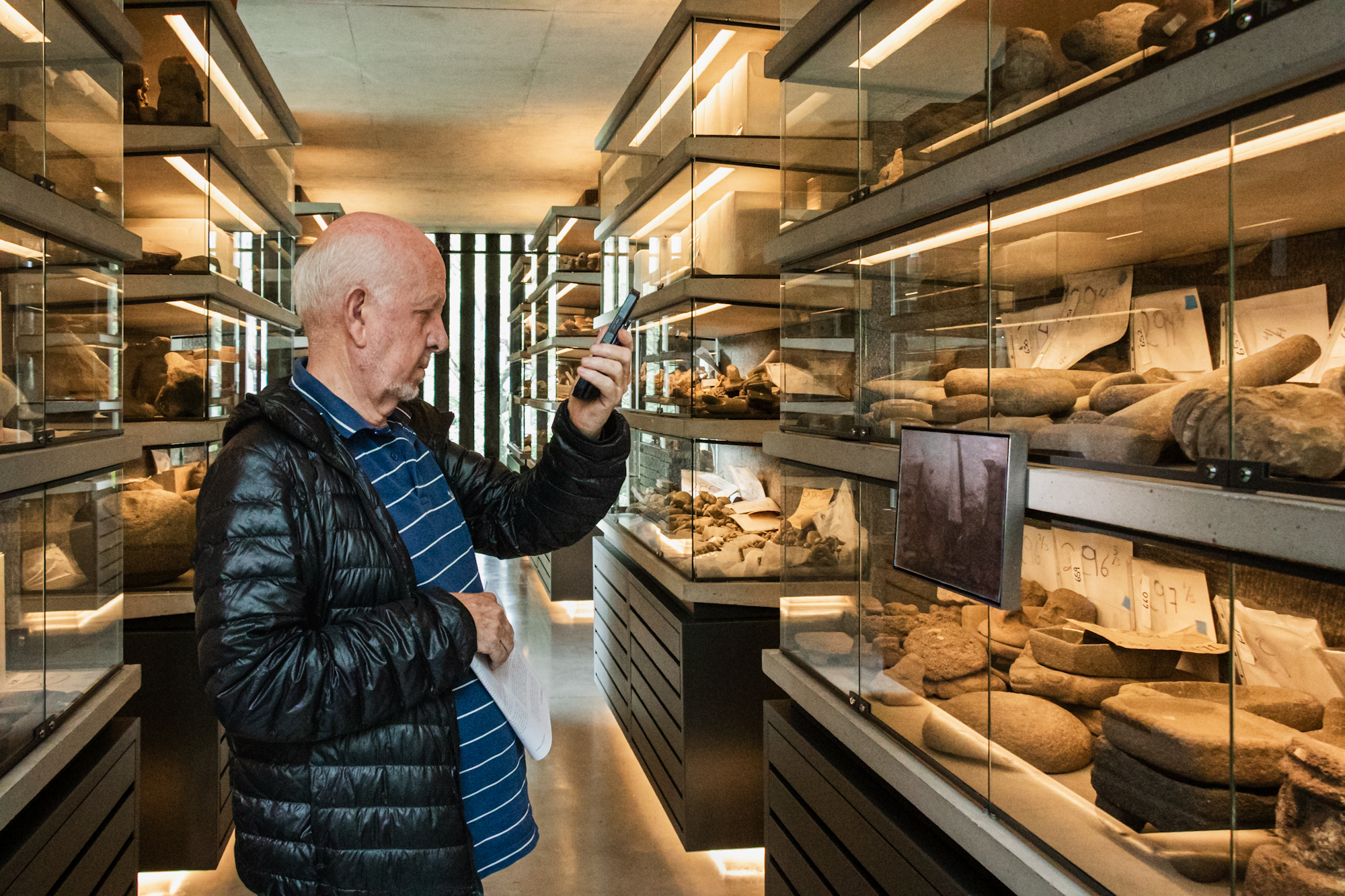 Visitante observa una obra de Silvestre Borgatello en la Bodega de Colecciones del Museo Anahuacalli