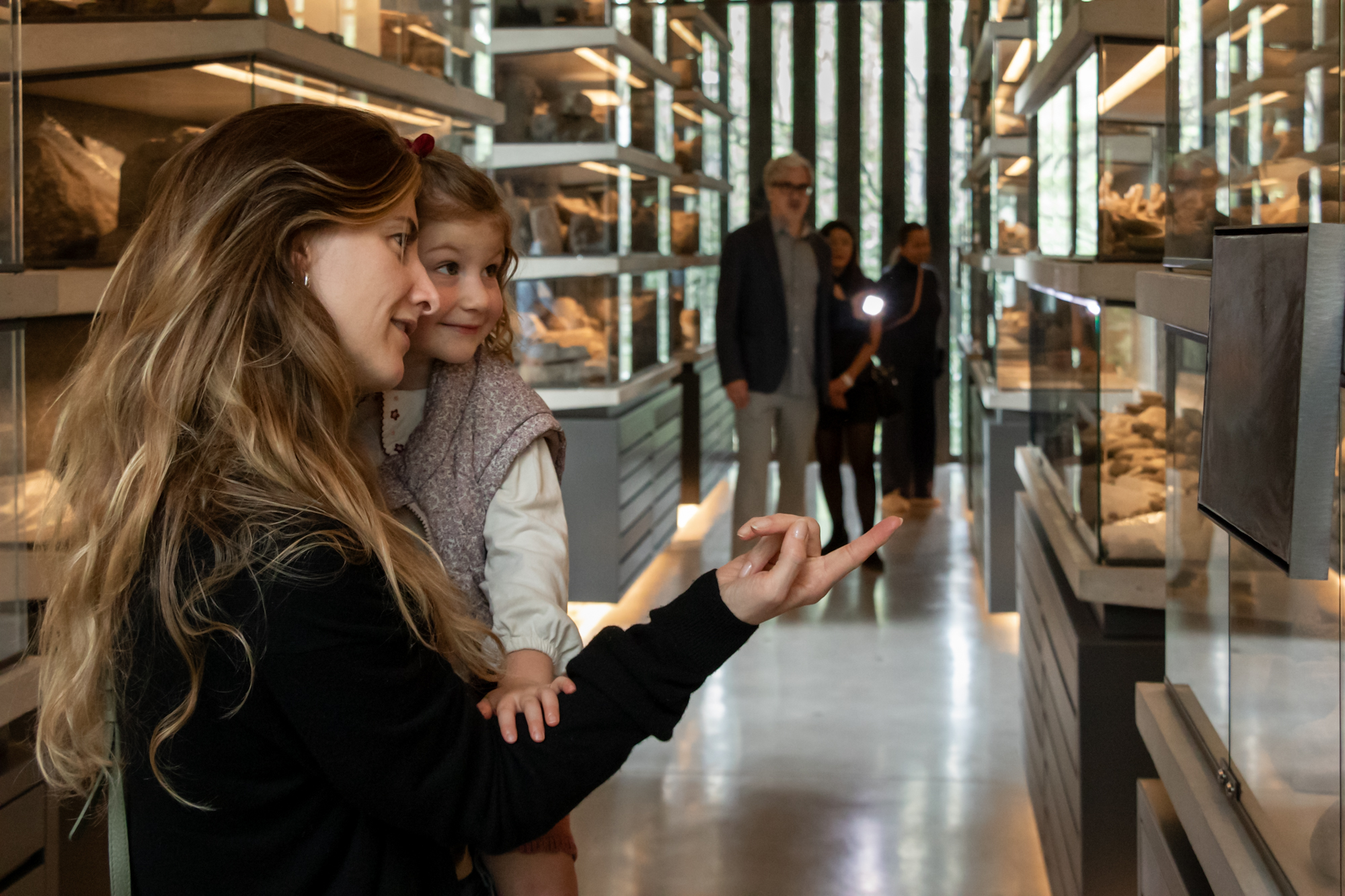 [IMAGEN 2 — DESPUÉS DE ESTE PÁRRAFO] Una vista general de la exposición donde se vean simultáneamente las obras de Borgatello, las vitrinas de la Bodega de Colecciones y la arquitectura. ALT: Exposición La memoria del agua de Silvestre Borgatello en la Bodega de Colecciones del Museo Anahuacalli.