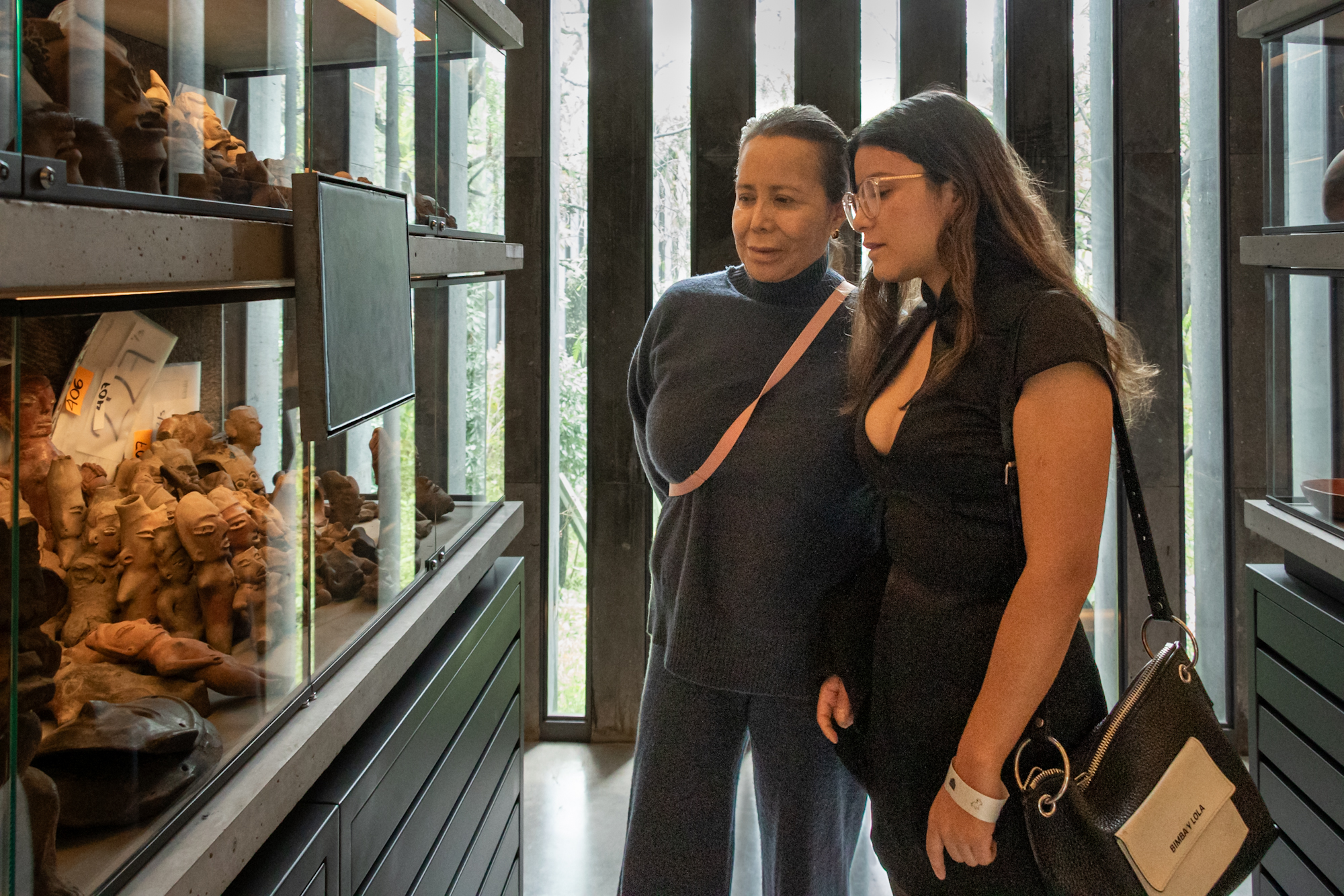 Visitantes observan una obra de Silvestre Borgatello junto a los ventanales del Museo Anahuacalli